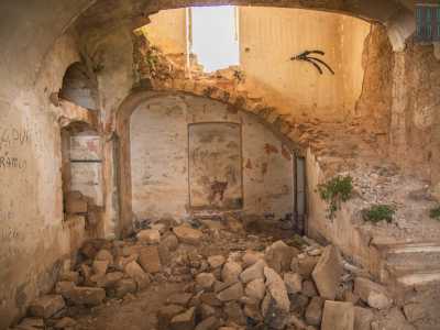 ...stiamo parlando della �casa sulla collina�, un affascinante ma decadente edificio di cui abbiamo descritto le possenti mura rosse e gli affreschi ormai quasi cancellati